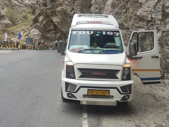 8 Seater Taxi for Rent in Ghaziabad